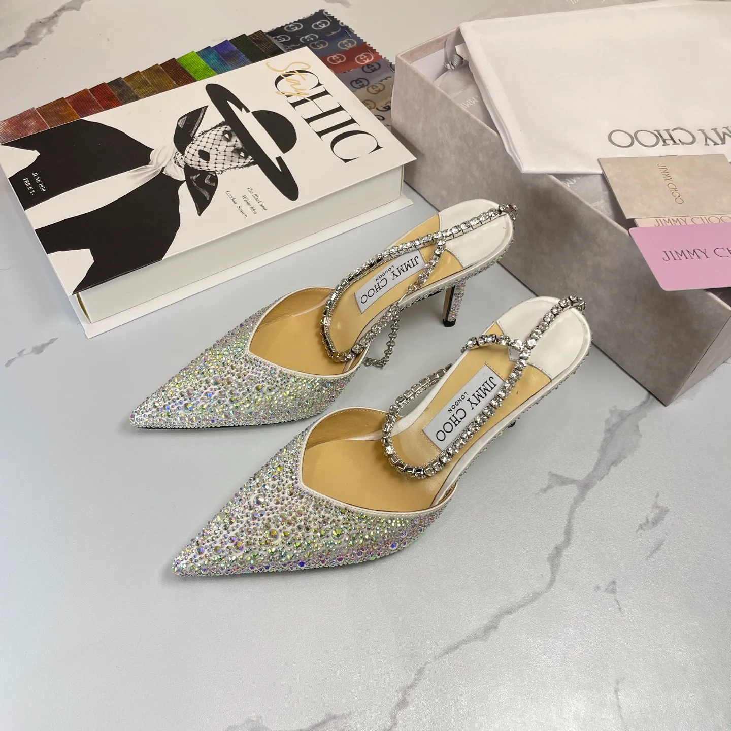 💕💕Factory direct selling price p680💕💕Jimmy Choo/Jimmy Choo classic diamond chain pointed toe crystal high-heeled sandals. Excellent crystal shoes, so beautiful that you can't take your eyes away. The shoe shape is very delicate and not too narrow and long. The internal space is enough to allow your toes to relax enough. The rhinestones outline a charming arc on the instep. It is simply beautiful. It has a 360-degree surrounding fairy atmosphere. Gorgeous without being exaggerated! ! The fabric is made of imported silk, with imported sheepskin lining. Customized A-grade Italian genuine leather sole. Heel height: 6.5 or 8.5. Size: 35-40 (41, 42, 43 customized, non-refundable)